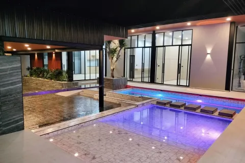 Chalet de 4 dormitorios en Pattaya, Tailandia № 155654 - foto 11