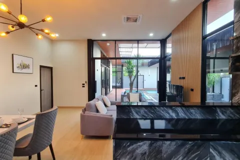 Chalet de 4 dormitorios en Pattaya, Tailandia № 155654 - foto 15