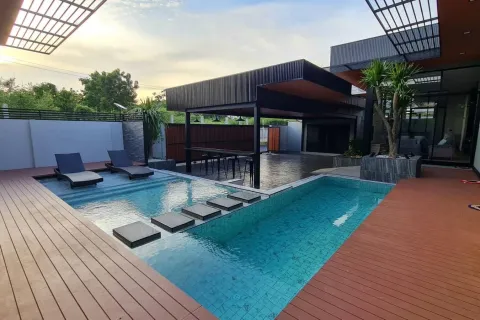Chalet de 4 dormitorios en Pattaya, Tailandia № 155654 - foto 2