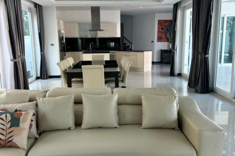 Chalet de 4 dormitorios en Pattaya, Tailandia № 156528 - foto 20