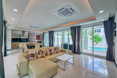 Chalet de 4 dormitorios en Pattaya, Tailandia № 156528 - foto 21
