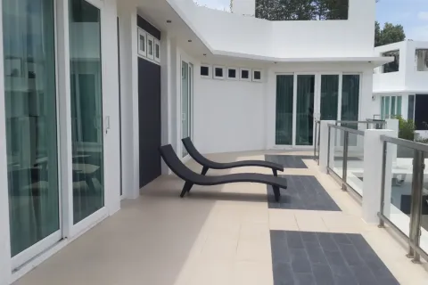 Chalet de 4 dormitorios en Pattaya, Tailandia № 156528 - foto 10