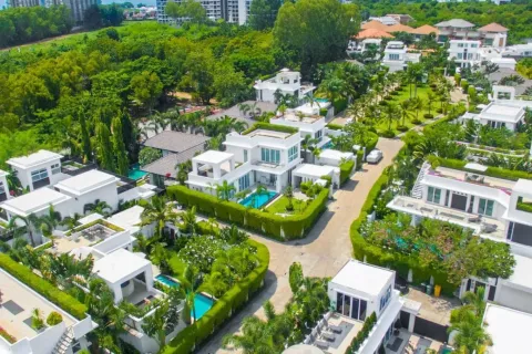 Chalet de 4 dormitorios en Pattaya, Tailandia № 156528 - foto 14