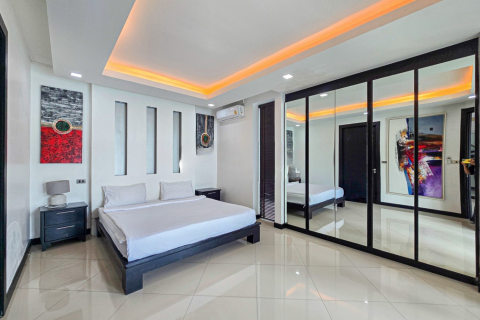 Chalet de 4 dormitorios en Pattaya, Tailandia № 156528 - foto 24