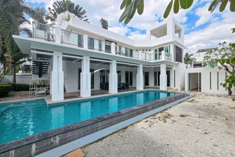 Chalet de 4 dormitorios en Pattaya, Tailandia № 156528 - foto 15