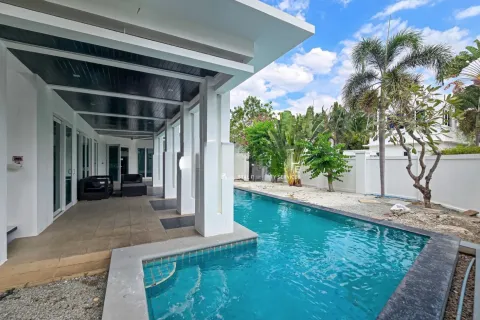 Chalet de 4 dormitorios en Pattaya, Tailandia № 156528 - foto 16