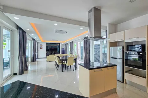 Chalet de 4 dormitorios en Pattaya, Tailandia № 156528 - foto 17