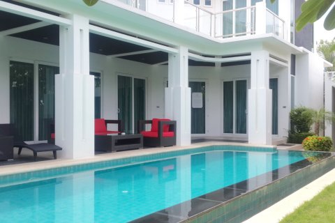 Chalet de 4 dormitorios en Pattaya, Tailandia № 156528 - foto 3