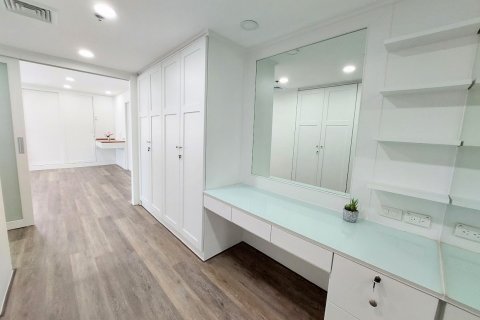 Condominio de 3 dormitorios en Bangkok, Tailandia № 143196 - foto 18