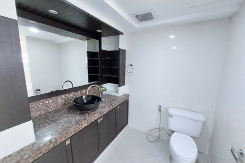 Condominio de 3 dormitorios en Bangkok, Tailandia № 143196 - foto 21
