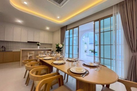 Chalet de 5 dormitorios en Pattaya, Tailandia № 146743 - foto 4