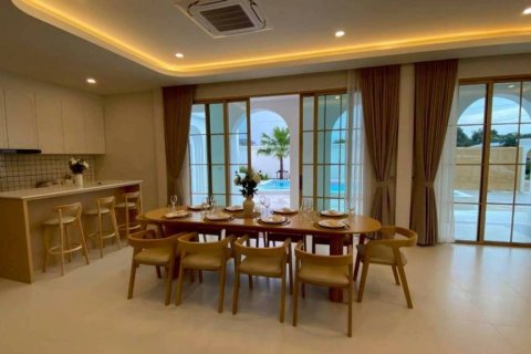 Chalet de 5 dormitorios en Pattaya, Tailandia № 146743 - foto 3