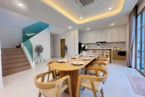 Chalet de 5 dormitorios en Pattaya, Tailandia № 146743 - foto 2
