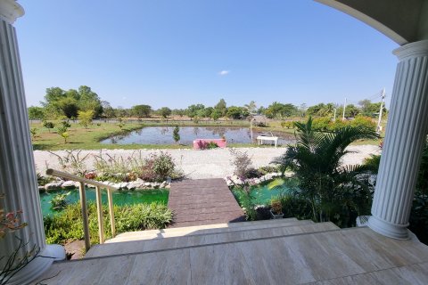 House in Udon Thani, Thailand 9 bedrooms № 140402 - photo 10