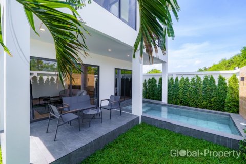 Casa de 4 dormitorios en Pattaya, Tailandia № 153745 - foto 8