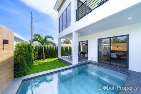 Casa de 4 dormitorios en Pattaya, Tailandia № 153745 - foto 12