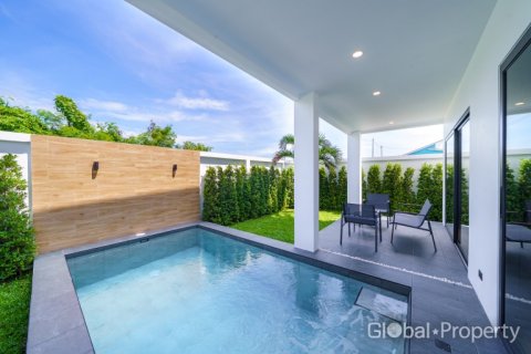 Casa de 4 dormitorios en Pattaya, Tailandia № 153745 - foto 13