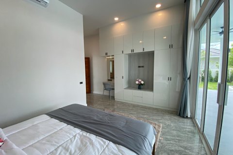 Chalet de 4 dormitorios en Hua Hin, Tailandia № 168331 - foto 22