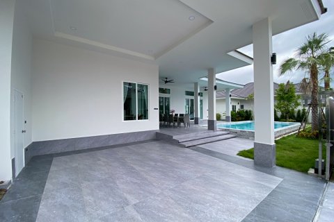Chalet de 4 dormitorios en Hua Hin, Tailandia № 168331 - foto 28
