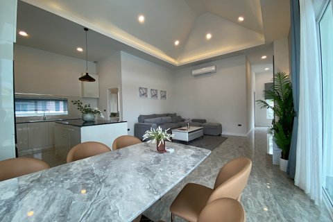 Chalet de 4 dormitorios en Hua Hin, Tailandia № 168331 - foto 9