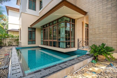Casa de 4 dormitorios en Phra Khanong, Bangkok, Tailandia № 162741