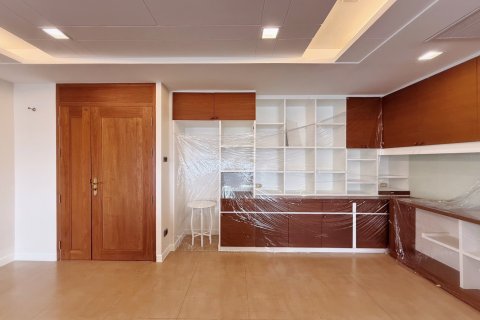 Condo in Bangkok, Thailand, 3 bedrooms  № 162744 - photo 15