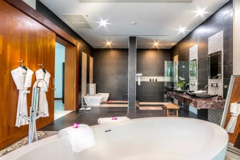 Chalet de 4 dormitorios en Kamala, Tailandia № 190581 - foto 17