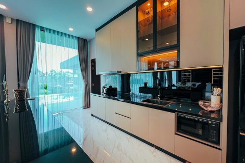 Chalet de 6 dormitorios en Pattaya, Tailandia № 115426 - foto 20