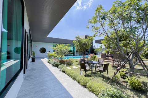 Chalet de 6 dormitorios en Pattaya, Tailandia № 115426 - foto 11