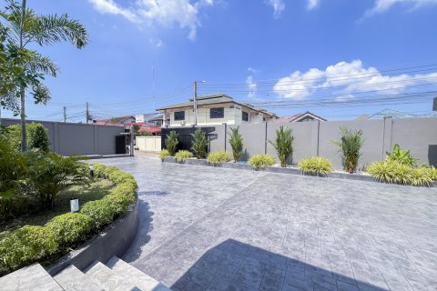 Chalet de 6 dormitorios en Pattaya, Tailandia № 115426 - foto 10