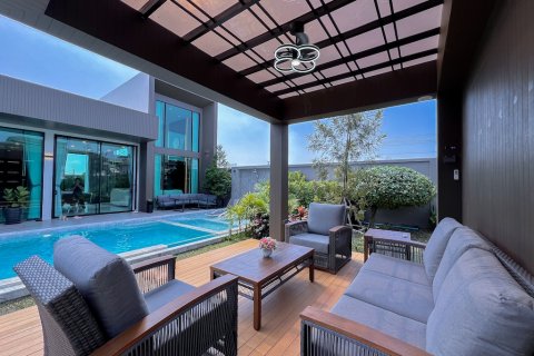 Chalet de 6 dormitorios en Pattaya, Tailandia № 115426 - foto 4