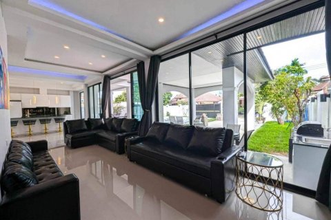 Chalet de 7 dormitorios en Pattaya, Tailandia № 114046 - foto 2