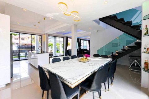 Chalet de 7 dormitorios en Pattaya, Tailandia № 114046 - foto 3
