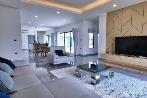 Chalet de 4 dormitorios en Pattaya, Tailandia № 114048 - foto 5