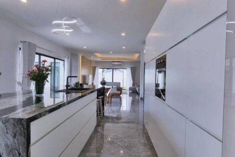 Chalet de 4 dormitorios en Pattaya, Tailandia № 114048 - foto 8