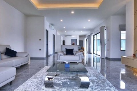 Chalet de 4 dormitorios en Pattaya, Tailandia № 114048 - foto 4