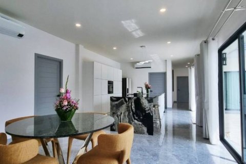 Chalet de 4 dormitorios en Pattaya, Tailandia № 114048 - foto 6
