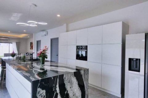 Chalet de 4 dormitorios en Pattaya, Tailandia № 114048 - foto 9