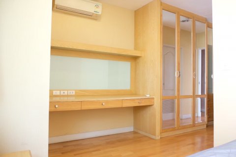 Condominio de 3 dormitorios en Khlong San, Bangkok, Tailandia № 134045 - foto 9