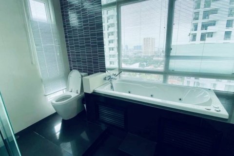 Ático de 4 dormitorios en Bangkok, Tailandia № 181066 - foto 12