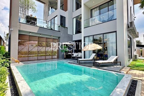 Casa de 5 dormitorios en Pattaya, Tailandia № 198339