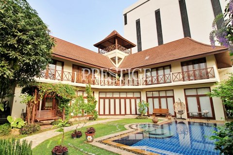 Casa de 6 dormitorios en Pattaya, Tailandia № 198503