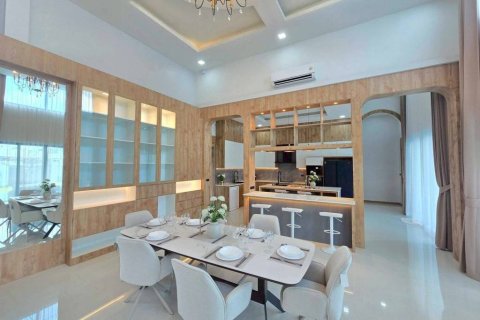 Chalet de 5 dormitorios en Pattaya, Tailandia № 172820 - foto 7