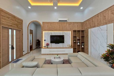 Chalet de 5 dormitorios en Pattaya, Tailandia № 172820 - foto 2