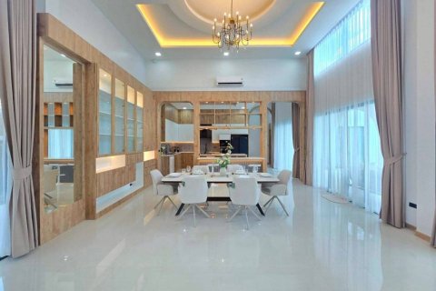 Chalet de 5 dormitorios en Pattaya, Tailandia № 172820 - foto 5