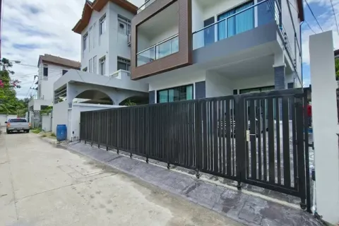House in Bangkok, Thailand 4 bedrooms № 195763