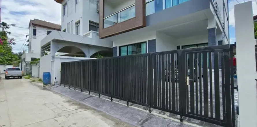 House in Bangkok, Thailand 4 bedrooms № 195763
