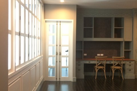 Condo in Bangkok, Thailand, 4 bedrooms № 143893 - photo 11