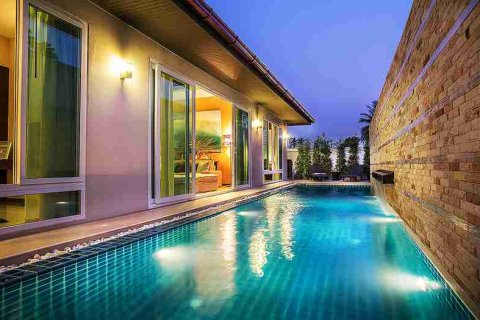 House in Pattaya, Thailand 4 bedrooms № 184144