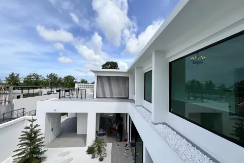 Chalet de 4 dormitorios en Pattaya, Tailandia № 155684 - foto 12